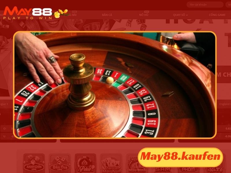 Sau khi đặt cược dealer sẽ bắt đầu quay vòng xoay Roulette